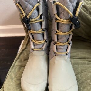 Women’s size 8 Bogs brand Boots with Yellow Laces
